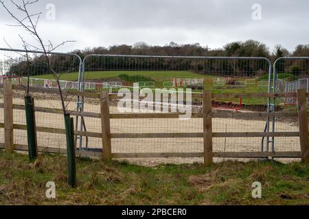 Wendover, Buckinghamshire, Großbritannien. 12. März 2023. HS2 haben im Rennie Grove Hospice Memorial Woodland in Wendover eine Reihe von Bäumen gefällt. Es wurde bekannt gegeben, dass die Phase von Birmingham nach Crewe HS2 aufgrund steigender Kosten ausgesetzt wurde. HS2 die Kosten werden voraussichtlich auf über 100 Milliarden Pfund ansteigen. Kredit: Maureen McLean/Alamy Live News Stockfoto