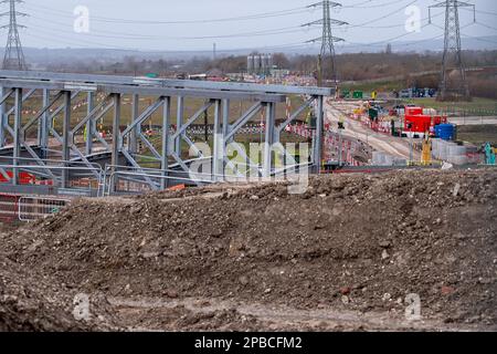 Wendover, Buckinghamshire, Großbritannien. 12. März 2023. Eine Baustelle für Hochgeschwindigkeitszüge HS2 in Wendover, Buckinghamshire. HS2 haben sechs Wohnhäuser abgerissen und bauen derzeit eine neue provisorische Straße mit einer großen Metallbrücke (siehe Abbildung), die zwei Jahre lang in Betrieb sein wird. Es wurde bekannt gegeben, dass die Phase von Birmingham nach Crewe HS2 aufgrund steigender Kosten ausgesetzt wurde. HS2 die Kosten werden voraussichtlich auf über 100 Milliarden Pfund ansteigen. Kredit: Maureen McLean/Alamy Live News Stockfoto