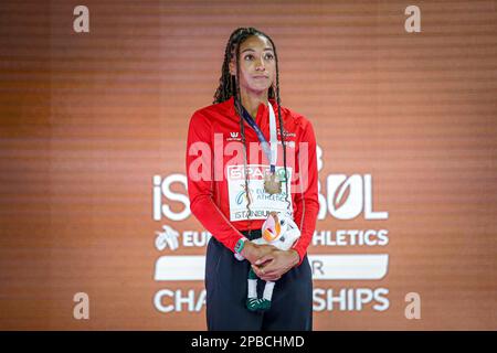 ISTANBUL, TÜRKEI - 04. MÄRZ: Nafissatou Thiam von Belgien posierte mit einer Medaille während der Europameisterschaft der Leichtathletik in der Halle - Tag 2 am 4. März 2023 in Istanbul, Türkei. (Foto: Nikola Krstic/MB Media/Getty Images) Stockfoto