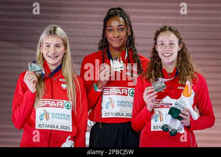 ISTANBUL, TÜRKEI - MÄRZ 04: Nafissatou Thiam aus Belgien, Adrianna Sulek aus Polen, Noor Vidts aus Belgien, die während der Medaillenverleihung des Frauen-Pentathlons während der Europameisterschaft für Leichtathletik in der Halle – Tag 2 am 4. März 2023 in Istanbul, Türkei, mit einer Medaille posierten. (Foto: Nikola Krstic/MB Media/Getty Images) Stockfoto