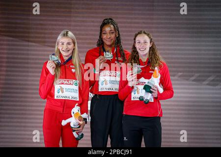 ISTANBUL, TÜRKEI - MÄRZ 04: Nafissatou Thiam aus Belgien, Adrianna Sulek aus Polen, Noor Vidts aus Belgien, die während der Medaillenverleihung des Frauen-Pentathlons während der Europameisterschaft für Leichtathletik in der Halle – Tag 2 am 4. März 2023 in Istanbul, Türkei, mit einer Medaille posierten. (Foto: Nikola Krstic/MB Media/Getty Images) Stockfoto