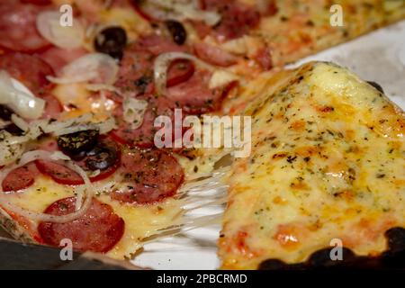 Traditionelle brasilianische Pizza, halb Peperoni-Wurst und halb vier Käsesorten Stockfoto