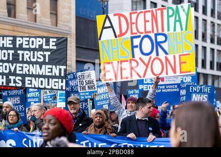 NHS-Arbeiter marschieren durch Central London, um gegen die Regierung in einem Lohnstreit zu protestieren - März 11. 2023. England, Großbritannien, Aktivismus. Stockfoto