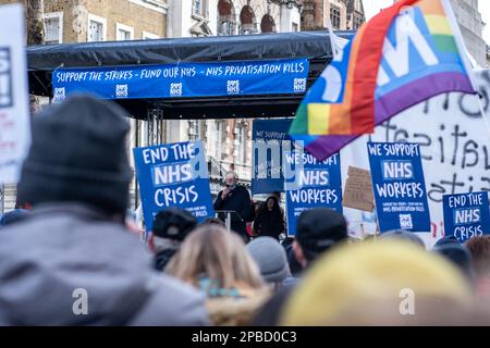 Jeremy Corbyn hält eine mitreißende Rede auf der NHS-Rallye, die in Whitehall, London, gipfelte. NHS-Protestbanner. Stockfoto