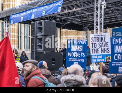 Jeremy Corbyn hält am 11. März 2023 eine Rallonierrede bei der NHS-Demonstration in Whitehall, Central London. London Protest, England, Großbritannien. Stockfoto