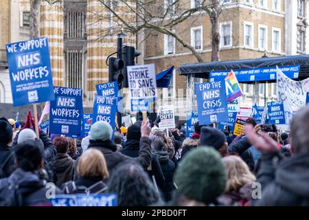 NHS-Arbeiter marschieren durch Central London. Nationale SOS NHS-DEMONSTRATION - Samstag, 11. März 2023. England, Großbritannien. Stockfoto
