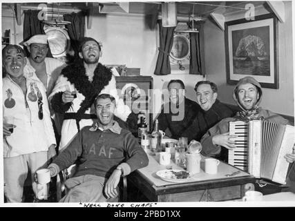 Crewmen auf der HMAS Wyatt Earp feiern die Überquerung des Polarkreises um 1948 Stockfoto