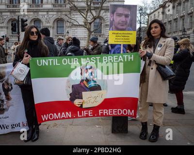 Woman Life Freedom, iranische Frauen protestieren gegen das brutale iranische Regime, das der Vergiftung von Schulmädchen beschuldigt wird, 11. März 2023, Whitehall, London. Stockfoto