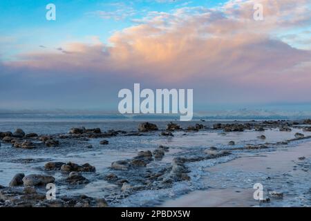 Cook Inlet in Alaska in der Nähe der Stadt Kenai ist ein schöner, aber unerbittlicher Ort im Winter mit seinem gefährlichen Eisbeutel, der sich verschieben und zerbrechen kann Stockfoto