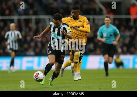 Jacob Murphy von Newcastle United kämpft mit Nelson Semedo der Wolverhampton Wanderers während des Premier League-Spiels zwischen Newcastle United und Wolverhampton Wanderers in St. James's Park, Newcastle, Sonntag, den 12. März 2023. (Foto: Mark Fletcher | MI News) Guthaben: MI News & Sport /Alamy Live News Stockfoto