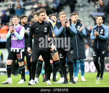 Eddie Howe, Manager von Newcastle United, applaudiert seinen Fans nach dem Spiel der Premier League zwischen Newcastle United und Wolverhampton Wanderers in St. James's Park, Newcastle, Sonntag, den 12. März 2023. (Foto: Mark Fletcher | MI News) Guthaben: MI News & Sport /Alamy Live News Stockfoto