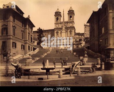 Ca. 1895 : Rom , Italien : die Kirche CHIESA DELLA Trinità DEI MONTI , die berühmte Treppe zur Piazza di Spagna ( erbaut von Papst Sisto V , 1585 ) , der BARCACCIA-Brunnen von BERNINI und das Haus des Dichters KEATS (rechts ) . Foto: Fratelli D'Alessandri - ROMA - ITALIA - Scale - scalinata - fontana - HISTORY - FOTO STORICHE - BELLE EPOQUE - GEOGRAFIA - GEOGRAFY - edicola dei giornali - Kiosk - - Archivio GBB Stockfoto