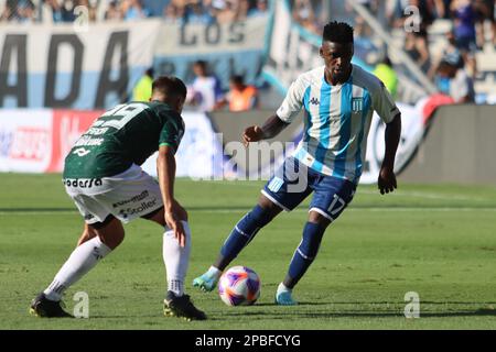 Avellaneda, Argentinien, 12, März 2023. Johan Carbonero vom Racing Club dribbelt während des Spiels zwischen Racing Club und Club Atletico Sarmiento, Spiel 7, Professional Soccer League of Argentina 2023 (Liga Profesional de Futbol 2023 - Torneo Binance) mit dem Ball. Kredit: Fabideciria. Stockfoto