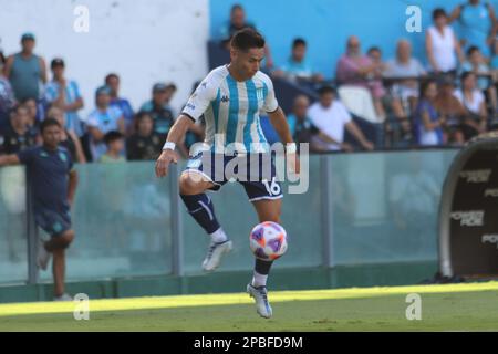 Avellaneda, Argentinien, 12, März 2023. Oscar Opazo vom Racing Club gibt den Ball während des Spiels zwischen Racing Club und Club Atletico Sarmiento, Spiel 7, Professional Soccer League of Argentina 2023 (Liga Profesional de Futbol 2023 - Torneo Binance). Kredit: Fabideciria. Stockfoto