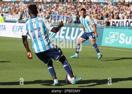 Avellaneda, Argentinien, 12, März 2023. Johan Carbonero vom Racing Club passt den Ball während des Spiels zwischen Racing Club und Club Atletico Sarmiento, Spiel 7, Professional Soccer League of Argentina 2023 (Liga Profesional de Futbol 2023 - Torneo Binance). Kredit: Fabideciria. Stockfoto