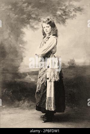 1898 Ca , New York , USA : die amerikanische Theaterdarstellerin MAUDE ADAMS ( 1972 - 1953 ). Während der Titel „Beste Schauspielerin ihres Tages“ fast unbestreitbar Ethel Barrymore gehört, war Maude Adams zweifellos ihre beliebteste und erfolgreichste. Für ihre unzähligen liebenden Fans war sie am besten als einfach „Maudie“ bekannt. Sein berühmtester Name ist Peter Pan von J. M. Barrie - attrice - TEATRO - THEATER - DIVA - DIVINA - BROADWAY - BELLE EPOQUE - collana - Halskette - BELLE EPOQUE --- Archivio GBB Stockfoto