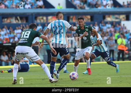 Avellaneda, Argentinien, 12, März 2023. Paolo Guerrero vom Racing Club gibt den Ball während des Spiels zwischen Racing Club und Club Atletico Sarmiento, Spiel 7, Professional Soccer League of Argentina 2023 (Liga Profesional de Futbol 2023 - Torneo Binance). Kredit: Fabideciria. Stockfoto