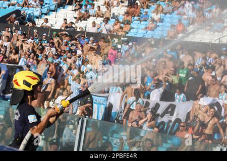 Avellaneda, Argentinien, 12, März 2023. Feuerwehrleute werfen Wasser auf die Bewohner des Rennclubs, weil es während des Spiels zwischen dem Rennclub und dem Club Atletico Sarmiento, Spiel 7, Profifußballliga Argentinien 2023 (Liga Profesional de Futbol 2023 - Torneo Binance) sehr heiß war. Kredit: Fabideciria. Stockfoto