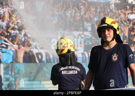 Avellaneda, Argentinien, 12, März 2023. Feuerwehrleute werfen Wasser auf die Bewohner des Rennclubs, weil es während des Spiels zwischen dem Rennclub und dem Club Atletico Sarmiento, Spiel 7, Profifußballliga Argentinien 2023 (Liga Profesional de Futbol 2023 - Torneo Binance) sehr heiß war. Kredit: Fabideciria. Stockfoto