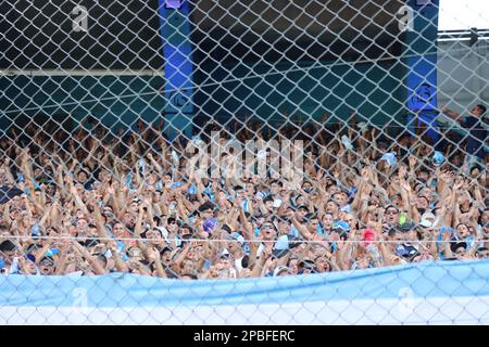 Avellaneda, Argentinien, 12, März 2023. Feuerwehrleute werfen Wasser auf die Bewohner des Rennclubs, weil es während des Spiels zwischen dem Rennclub und dem Club Atletico Sarmiento, Spiel 7, Profifußballliga Argentinien 2023 (Liga Profesional de Futbol 2023 - Torneo Binance) sehr heiß war. Kredit: Fabideciria. Stockfoto