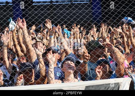 Avellaneda, Argentinien, 12, März 2023. Feuerwehrleute werfen Wasser auf die Bewohner des Rennclubs, weil es während des Spiels zwischen dem Rennclub und dem Club Atletico Sarmiento, Spiel 7, Profifußballliga Argentinien 2023 (Liga Profesional de Futbol 2023 - Torneo Binance) sehr heiß war. Kredit: Fabideciria. Stockfoto