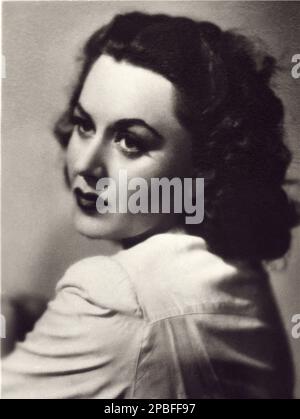 1943 Ca : die italienische Filmschauspielerin PAOLA BARBARA ( 1912 - 1989 ) . Wurde in den letzten Jahren Laienschwester. Arbeitete während des Krieges hauptsächlich in Spanien, oft mit dem Ehemann Filmregisseur Primo Zeglio ( Anthony Greepy ) - ATTRICE - KINO - TELEFONI BIANCHI - FASCISMO - ANNI '40 - 1940er Jahre - VAMP - DIVA - DIVINA --- Archivio GBB Stockfoto