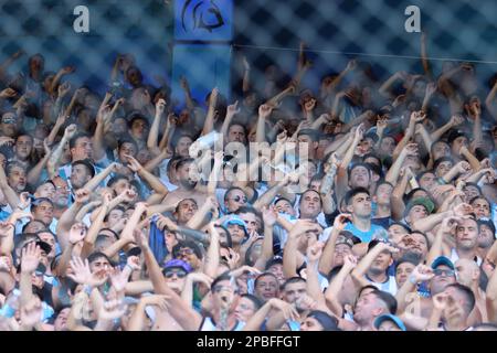 Avellaneda, Argentinien, 12, März 2023. Racing Club-Fans während des Spiels zwischen Racing Club und Club Atletico Sarmiento, Spiel 7, Professional Soccer League of Argentina 2023 (Liga Profesional de Futbol 2023 - Torneo Binance). Kredit: Fabideciria. Stockfoto