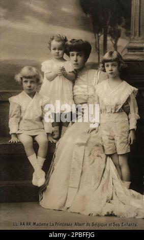 Ca. 1908 , Chateau de Stuyvenberg , Brüssel , Belgien : die belgische Prinzessin Marie José von BELGIEN ( 1906 - 2001 ) , die künftige letzte Königin Italiens im Jahr 1946 , verheiratet im Jahr 1930 mit dem italienischen Prinzen von Piemont UMBERTO II di SAVOIA ( 1904 - 1983 ). Auf diesem Foto mit ihrer Mutter die KÖNIGIN ELISABETH von Belgien ( BAYERISCHE Herzogin , 1876 - 1956 ) , verheiratet mit König Albert I. von Beligien ( 1875 - 1934 ) und seinen beiden Brüdern : Der zukünftige König LEOPOLD III ( 1901 - 1983 ) und der Prinz CHARLES Graf von Flandern ( 1903 - 1983 ). Leopold war der Vater des Königs der Belgier Baudoin ( 1930 - 1993 ). Fotopapier Stockfoto