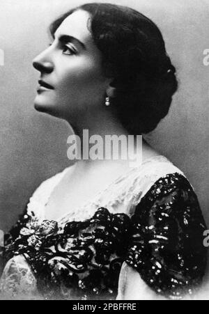 1905 Ca : der gefeierte italienische Sänger Soprano GEMMA BELLINCIONI ( Monza 1864 - Roccabelvedere 1950 ) , verheiratet mit Tenor ROBERTO STAGNO ( 1840 - 1897 ), in der Rolle von Violetta Valery in LA TRAVIATA von Giuseppe VERDI ( Von LA DAME AUX CAMELIAS von Alexandre Dumas Fils ) im Teatro alla Scala ( Mailand ) im Jahr 1886 . Geliebte und Liebhaberin des Dichters Gabriele D'ANNUNZIO , Filmproduzentin und Regisseur der italienischen Filmgesellschaft Bianca Gemma Film - CANTANTE LIRICA - OPERA - MUSICA CLASSICA - klassisch - Portrait - ritratto - Orechino - Orechini - Ohrring - Ohrringe - gioiello - gioielli - Stockfoto