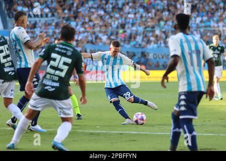 Avellaneda, Argentinien, 12, März 2023. Anibal Moreno vom Racing Club schießt während des Spiels zwischen Racing Club und Club Atletico Sarmiento, Spiel 7, Professional Soccer League of Argentina 2023 (Liga Profesional de Futbol 2023 - Torneo Binance) ein Tor. Kredit: Fabideciria. Stockfoto