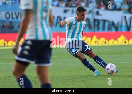 Avellaneda, Argentinien, 12, März 2023. Matias Rojas vom Racing Club schießt während des Spiels zwischen Racing Club und Club Atletico Sarmiento, Spiel 7, Professional Soccer League of Argentina 2023 (Liga Profesional de Futbol 2023 - Torneo Binance) auf das Tor. Kredit: Fabideciria. Stockfoto