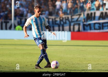 Avellaneda, Argentinien, 12, März 2023. Gonzalo Piovi vom Racing Club in Aktion während des Spiels zwischen Racing Club und Club Atletico Sarmiento, Spiel 7, Professional Soccer League of Argentina 2023 (Liga Profesional de Futbol 2023 - Torneo Binance). Kredit: Fabideciria. Stockfoto