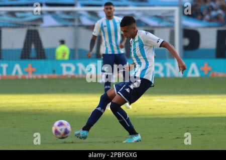 Avellaneda, Argentinien, 12, März 2023. Tomas Aviles vom Racing Club passt den Ball während des Spiels zwischen Racing Club und Club Atletico Sarmiento, Spiel 7, Professional Soccer League of Argentina 2023 (Liga Profesional de Futbol 2023 - Torneo Binance). Kredit: Fabideciria. Stockfoto