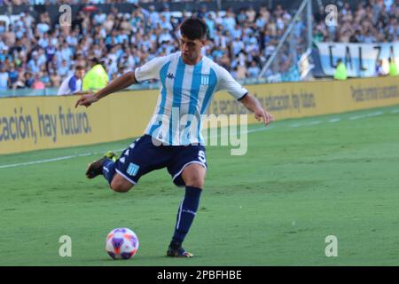 Avellaneda, Argentinien, 12, März 2023. Juan Nardoni vom Racing Club passt den Ball während des Spiels zwischen Racing Club und Club Atletico Sarmiento, Spiel 7, Professional Soccer League of Argentina 2023 (Liga Profesional de Futbol 2023 - Torneo Binance). Kredit: Fabideciria. Stockfoto