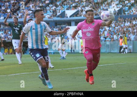 Avellaneda, Argentinien, 12, März 2023. Sebastian Meza vom Club Atletico Sarmiento fängt den Ball während des Spiels zwischen Racing Club und Club Atletico Sarmiento, Spiel 7, Profifußballliga Argentinien 2023 (Liga Profesional de Futbol 2023 - Torneo Binance). Kredit: Fabideciria. Stockfoto
