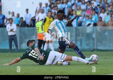 Avellaneda, Argentinien, 12, März 2023. Johan Carbonero vom Racing Club vor dem Zeichen von Alejandro Donatti vom Club Atletico Sarmiento während des Spiels zwischen Racing Club und Club Atletico Sarmiento, Spiel 7, Profifußballliga Argentinien 2023 (Liga Profesional de Futbol 2023 - Torneo Binance). Kredit: Fabideciria. Stockfoto