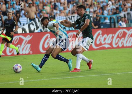 Avellaneda, Argentinien, 12, März 2023. Maximiliano Romero vom Racing Club vor Juan Insaurralde vom Club Atletico Sarmiento während des Spiels zwischen Racing Club und Club Atletico Sarmiento, Spiel 7, Profifußballliga Argentinien 2023 (Liga Profesional de Futbol 2023 - Torneo Binance). Kredit: Fabideciria. Stockfoto