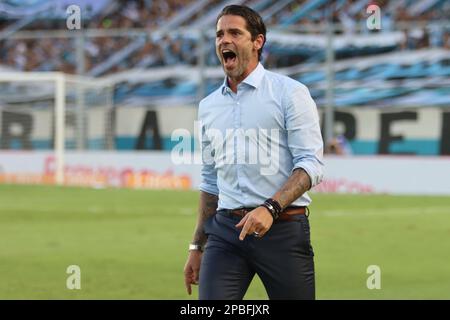 Avellaneda, Argentinien, 12, März 2023. Fernando Gago vom Racing Club ruft Anweisungen während des Spiels zwischen Racing Club und Club Atletico Sarmiento, Spiel 7, Profifußballliga Argentinien 2023 (Liga Profesional de Futbol 2023 - Torneo Binance). Kredit: Fabideciria. Stockfoto