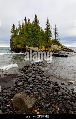 Rock of Ages Island in der Horseshoe Bay am Lake Superior im Norden von Minnesota nahe der kanadischen Grenze Stockfoto