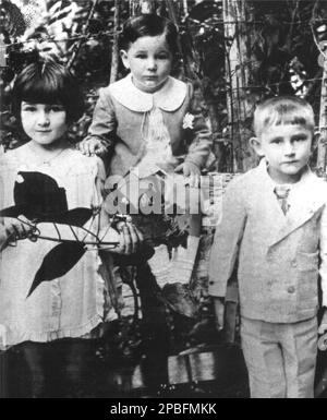 1929 , KUBA : der kubanische Politiker-Rivolutionär FIDEL CASTRO Ruz ( geboren am 13. August 1926 ), als er ein Kind im Alter von 3 Jahren war. Auf diesem Foto mit seiner Schwester ANGELITA ( im Alter von 6 Jahren ) und Bruder RAMON ( im Alter von 4 Jahren ) - POLITICA - POLITISCH - SOZIALISTISCH - SOCIALISMO - SOZIALISMUS - COMUNISTA - COMUNISMO - KOMMUNIST - KOMMUNISMUS - foto storiche - foto storica - arringa - comizio - RIVOLUZIONE - REVOLUTION - RIVOLUZIONARIO - Persönlichkeit, als junge Prominente Prominente waren - Persönlichkeiten Kinder - Prominente Personalita' da giovane giovani bambino Bambini --- Archivio GBB Stockfoto