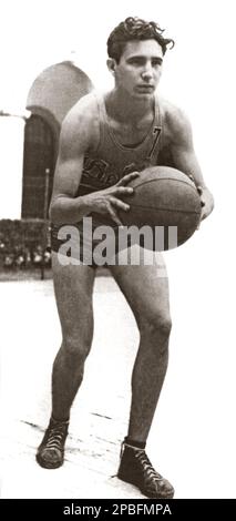 1943 , Habana , KUBA : der kubanische Politiker-Rivolutionär FIDEL CASTRO Ruz ( geboren am 13 . August 1926 ) , 17 Jahre alt , Junger Basketballspieler - POLITIKER - POLITICA - POLITISCH - SOZIALISTISCH - SOZIALISMO - SOZIALISMUS - COMUNISTA - COMUNISMO - KOMMUNIST - KOMMUNISMUS - foto storiche - foto storica - RIVOLUZIONE - REVOLUTION - RIVOLUZIONARIO - Persönlichkeit, als junge Prominente Prominente waren - Persönlichkeiten - Prominente - Prominente - Prominente - Prominente - Prominente - Prominente da giovalita giovani - Sport - pallacanestro - Korb --- Archivio GBB Stockfoto