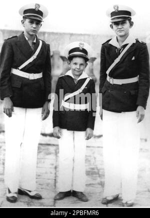 1940 Ca , Santiago de Cuba , KUBA : der kubanische Politikerrivolutionär FIDEL CASTRO Ruz ( geboren am 13 . August 1926 ) am gesuite College Collegio Dolores de Santiago , links auf diesem Foto , mit dem jungen Bruder RAUL ( in der Mitte ) und dem Bruder RAMON . - POLITICA - POLITIC - SOCIALIST - SOCIALISMO - SOCIALISM - COMUNISTA - COMUNISMO - KOMMUNIST - KOMMUNISMUS - foto storiche - foto storica - RIVOLUZIONE - REVOLUTION - RIVOLUZIONARIO - Persönlichkeit als junge Prominente - Persönlichkeiten Kinder - Celebrita' personalita' da giovani bambino Bambini --- Arc Stockfoto