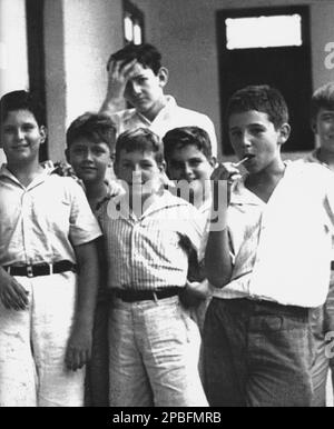 1939 Ca , Santiago de Cuba , KUBA : der kubanische Politikerrivolutionär FIDEL CASTRO Ruz ( geboren am 13 . August 1926 ) als Kind im Alter von 13 Jahren ( erstes von rechts ) An der Collegio Dolores de Santiago - POLITICA - POLITISCH - SOZIALISTISCH - SOCIALISMO - SOZIALISMUS - COMUNISTA - COMUNISMO - KOMMUNIST - KOMMUNISMUS - foto Storiche - foto Storica - RIVOLUZIONE - REVOLUTION - RIVOLUZIONARIO - Persönlichkeit When war junge Prominente Prominente - Persönlichkeiten Kinder - Celebrita' personalita' da giovane giovani bambino Bambini - scuola - Schule - Scolaresca --- Archivio GBB Stockfoto