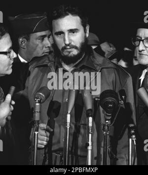 1959 , 15 . april , Washington , USA : der kubanische Politiker-Rivolutionär FIDEL CASTRO Ruz ( geb. 13 . August 1926 ) Ankunft MATS Terminal in Washington - POLITIKER - POLITICA - POLITISCH - SOZIALISTISCH - SOCIALISMO - SOZIALISMUS - COMUNISTA - COMUNISMO - KOMMUNIST - KOMMUNISMUS - foto Storiche - foto storica - Interview - RIVOLUZIONE - REVOLUTION - RIVOLUZIONARIO - intervista - conferenza strabempa - Pressekonferenz - ard - barba --- Archivio GBB Stockfoto