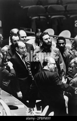 1960 , 22 . september , Washington , USA : der kubanische Präsident des rivoltionären politischen Kubas FIDEL CASTRO Ruz ( geb. 13 . August 1926 ) trifft auf einer Sitzung der Generalversammlung der Vereinten Nationen ein . Foto von Warren K. Leffler von der Zeitschrift U.S. News & World Report - POLITICO - POLITICA - ONU - NAZIONI UNITE - POLITISCH - SOZIALISTISCH - SOCIALISMO - SOZIALISMUS - COMUNISTA - COMUNISMO - KOMMUNIST - KOMMUNISMUS - foto storiche - foto storica - RIVOLUZIONARIO - REVOLUTION - RIVOLUZIONARIO - conferenza stampa - Pressekonferenz - Bart - Bart - barba --- Archivio GBB Stockfoto