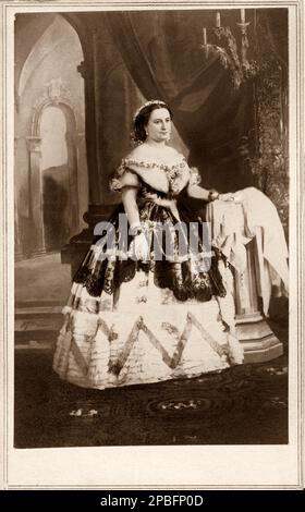 1870 Ca, New York , USA : der italienische OPERNSÄNGER ADELAIDE CORTESI ( 180?- 187? ) In dem Kostüm für LA TRAVIATA von Giuseppe VERDI , aus dem Stück von Alexander Dumas ( La dame aux camelias , La signora dalle camelie , Marguerite Gauthier , Violetta ) . Sie feierte 1859 ihr Debüt an der New Yorker Musikakademie und trat während dieser Saison in " La Traviata " von Verdi , " Poliuto ", " Il Diavolo " von Meyerbeer ( 1852 ) " Norma " von Vincenzo BELLINI " Il Trovatore " von Giuseppe VERDI auf, Maria di Scozia von Pacini und Lucrezia Borgia. Foto: Jeremiah Gurney, New York - CANTANTE LIR Stockfoto