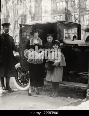 1921 . Februar 28 , Washington , USA : Henrietta LOUISE CROMWELL Brooks (ca. 1890 . Mai 30 , 1965 ) und seine Söhne . Louise Cromwell war eine amerikanische Gesellschafterin und die erste Frau des gefeierten General Douglas MacArthur ( 1880 - 1964 ). Brooks, die „als eine der schönsten und attraktivsten jungen Frauen Washingtons gilt“, feierte 1910 ihr Debüt in Washington DC. Ihre Mutter, Eva Roberts Cromwell, heiratete den Geschäftsmann Edward T. Stotesbury nach dem Tod ihres ersten Mannes, Louises Vater, Oliver Eaton Cromwell aus Philadelphia. Louises Bruder war James H. R. Cromwell, der amerikanische diplom Stockfoto