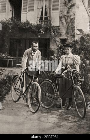 1896 , Paris , Frankreich : die gefeierte Physikerin und Chemikerin Marie CURIE ( geb. Maria Sklodowska , 1867 - 1934 ) mit Hausband , der Physiker PIERRE CURIE ( 1859 - 1906 ) , ein Pionier der Kristallographie, des Magnetismus, der Piezoelektrizität und der Radioaktivität . Er teilte den Nobelpreis für Physik 1903 mit seiner Frau Marie Curie , Und Henri Becquerel, " in Anerkennung der außergewöhnlichen Leistungen, die sie durch ihre gemeinsamen Forschungen über die Strahlungsphänomene, die Professor Henri Becquerel entdeckte, erbracht haben" - foto storiche - foto storica - scienziato - Wissenschaftler - Portrait - ritratto Stockfoto