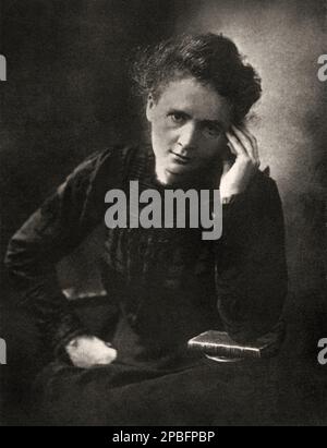 1890 Ca , Paris , Frankreich : die gefeierte polnische Physikerin und Chemikerin MARIE CURIE ( geboren Maria Sklodowska , 1867 - 1934 ). Verheiratet mit dem Physiker PIERRE CURIE ( 1859 - 1906 ), einem Pionier der Kristallographie, des Magnetismus, der Piezoelektrizität und der Radioaktivität. Er teilte den Nobelpreis für Physik 1903 mit seiner Frau Marie Curie , Und Henri Becquerel, " in Anerkennung der außergewöhnlichen Leistungen, die sie durch ihre gemeinsamen Forschungen über die Strahlungsphänomene, die Professor Henri Becquerel entdeckte, erbracht haben" - foto storiche - foto storica - scienziato - Wissenschaftler - Portrait - ritratto - F Stockfoto