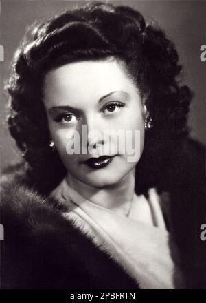 Ca. 1943 : die italienische Filmschauspielerin MARIA DENIS ( geboren am 22 . november 1917 in Buenos Aires , Argentinien - 14 . april 2004 in Rom , Italien ) , Freund des Comunist Film und Theaterregisseurs Luchino Visconti - ATTRICE - KINO - TELEFONI BIANCHI - FASCISMO - ANNI '40 - 1940er Jahre - DIVA - DIVINA - Pelliccia --- Archivio GBB Stockfoto